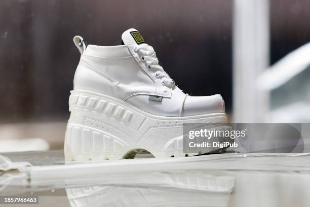 contemporary white sneaker - plateauschuh stock-fotos und bilder
