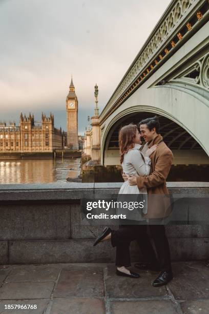 coppia turistica felice e giovane che si gode una fuga romantica nelle strade iconiche della città di londra, inghilterra, regno unito - i-love-you-frase-inglese foto e immagini stock