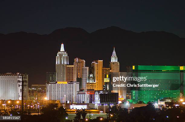 las vegas skyline at night - nevada skyline stock pictures, royalty-free photos & images