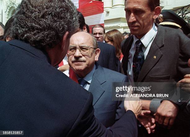 The President-Elect Valentin Paniagua, is greeted by Congress in Lima, Peru, 22 November 2000. AFP PHOTO / ALEJANDRA BRUN El presidente interino...