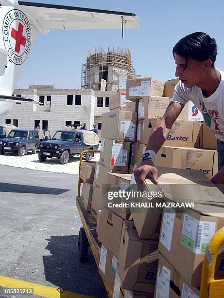 Jordanian worker loads aid boxes in Amman 14 April 2004, as an International Committee of the Red Cross airplane leave with medical supplies to Iraqi...