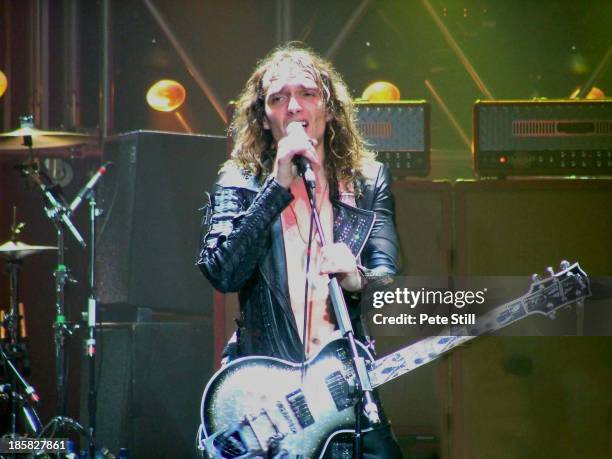 Justin Hawkins of The Darkness performs on stage at Brixton Academy, on November 23rd, 2004 in London, England.