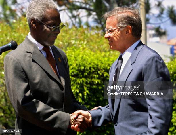 Jamaica's Prime Minister Percival James Patterson greets Costa Rican President Miguel Angel Rodriguez 06 March 2001 in San Jose. Percival James...