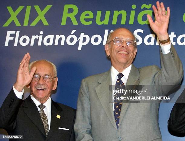 Presidents Hugo Banzer of Bolivia and Jorge Batlle of Uruguay wave to the press 15 December 2000 in Florianopolis, Brazil. Los presidentes Hugo...