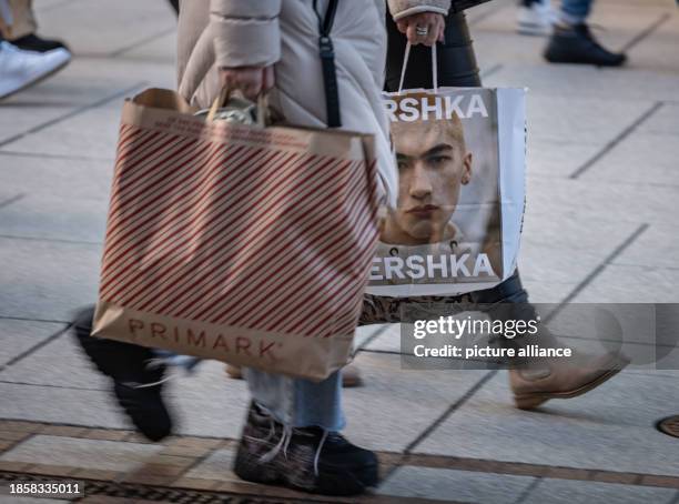 December 2023, Hesse, Frankfurt/Main: Passers-by carry bags from Primark and Bershka along Frankfurt's Zeil shopping street. Photo: Frank...