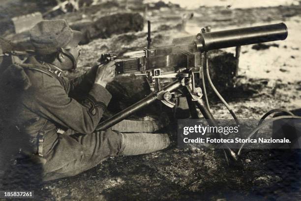 Soldier with machine gun FIAT model-1914; the image illustrates how to use the new model of weapon. Photography , Scodogna Italy, January 1918.