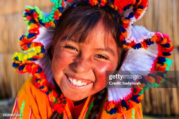 petite fille sur l'île uros, lake tititcaca, au pérou - région de puno photos et images de collection