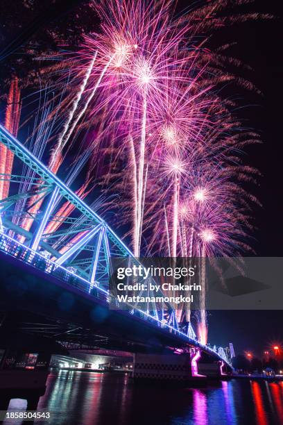 beautiful light and fireworks show at the memorial bridge of bangkok (buddhayodfa chulalok maharat bridge, sapan put) - laser show stock pictures, royalty-free photos & images