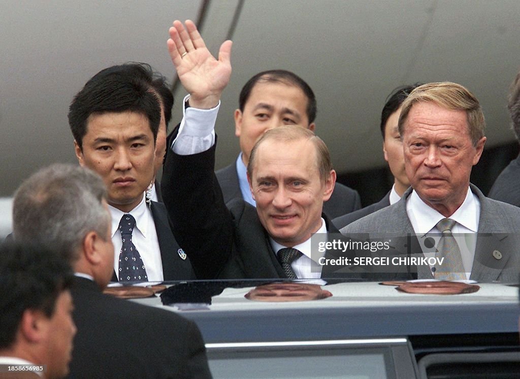 Putin Wave Russian President Vladimir Putin waves to the press 14 June 2001 upon ...