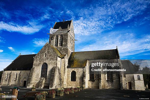 iglesia sainte-.mere-eglise - normandía fotografías e imágenes de stock