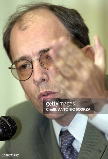El presidente de la Camara de Gestion de la Crisis Energetica de Brasil, Pedro Parente, anuncia el 11 de mayo de 2001 durante una rueda de prensa en...