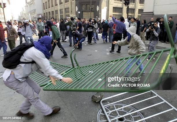 Protestors intend to create a brricade outside of Santiago cemetary 9 September 2001 in Chile. Manifestantes intentan construir una barricada en una...