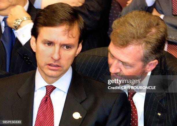 Bolivian President Jorge Quiroga talks with an advisor during the Presidential Rio Group Summit in Santiago, Chile 18 August, 2001. El presidente...