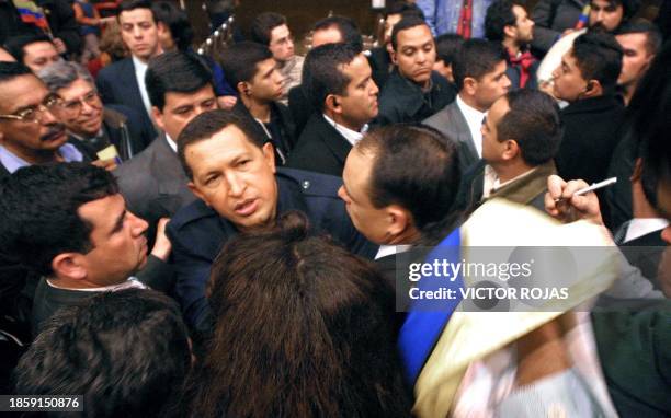 Venezuelan president Hugo Chavez is greeted by various people on August 18, 2001 during his three-day official visit to Chile. El presidente...