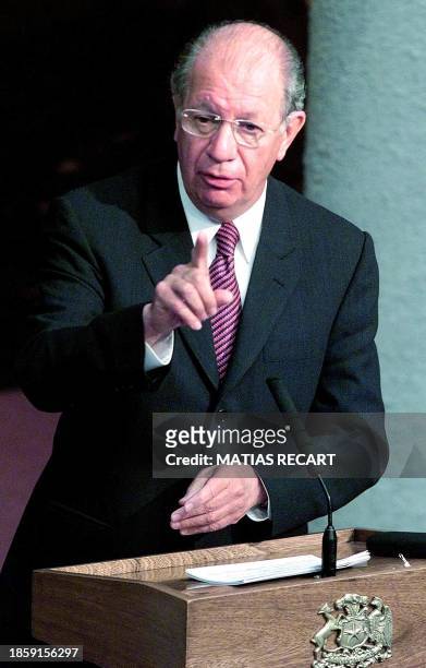 Chilean President Ricardo Lagos speaks at the opening session of the Rio Group's 15th President Summit, 17 August 2001 in Santiago. The Rio Group,...