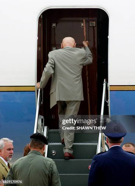 Bolivian President Hugo Banzer Suarez boards a United States' jet 04 August 2001 at Andrew's Air Force Base, MD for his return to Bolivia. President...