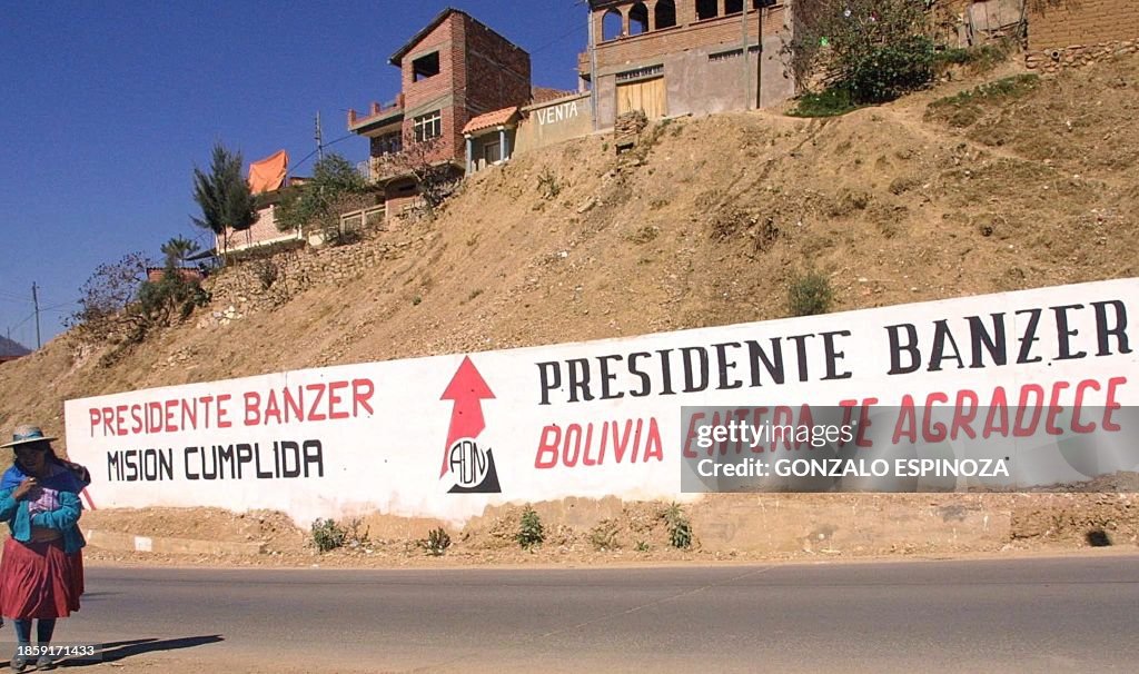 Banzer Incom A Sucre, Bolivia resident passes a wall 05 August painted with signs ...