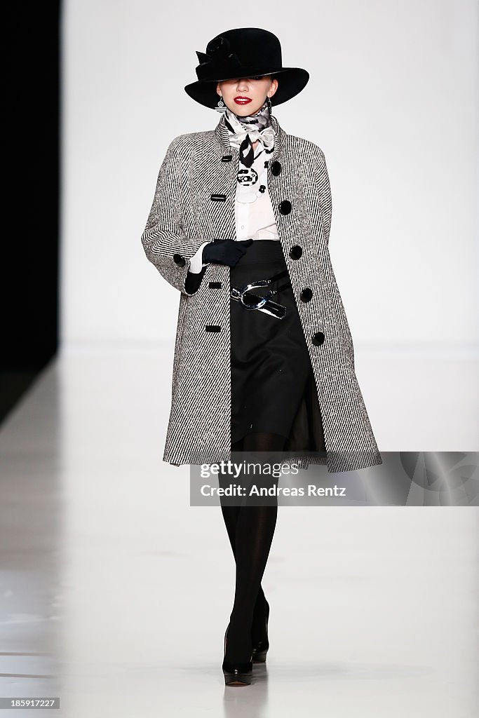 "SLAVA ZAITSEV Pret-A-porter De Luxe" : Mercedes-Benz Fashion Week Russia S/S 2014