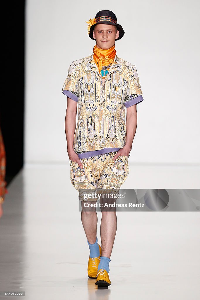 "SLAVA ZAITSEV Pret-A-porter De Luxe" : Mercedes-Benz Fashion Week Russia S/S 2014