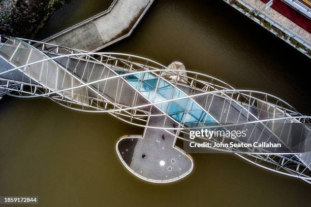 singapore, the helix bridge - footbridge stock pictures, royalty-free photos & images
