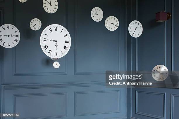 hanging clocks in sitting room - giorno foto e immagini stock