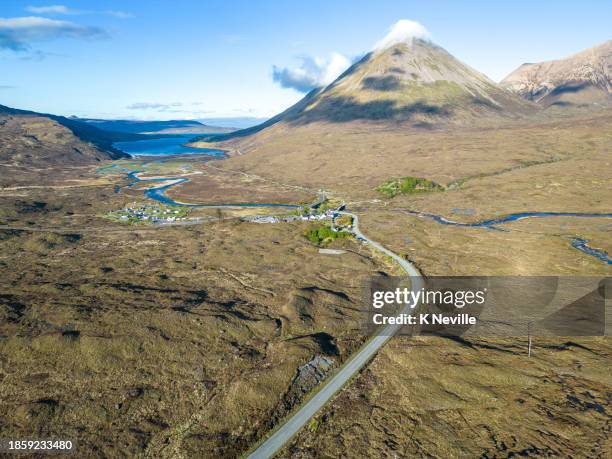 veduta aerea del villaggio di sligachan sull'isola di skye. - cuillins foto e immagini stock