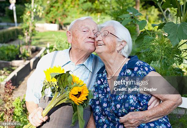 happy senior couple hugging - longevità foto e immagini stock