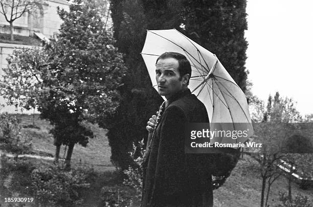italian with umbrella - 1970 portrait stock pictures, royalty-free photos & images