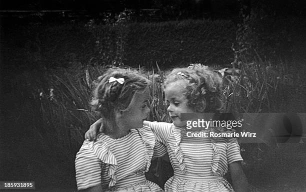 sisters facing each other lovingly - fünfziger jahre stock-fotos und bilder