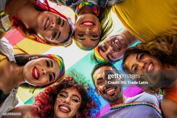 retrato de un amigo lgbtqia+ al aire libre - símbolo del orgullo gay fotografías e imágenes de stock