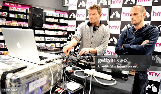 Steve Rae 14 Mark Rae Album Signing Stock Photos, High-Res Pictures, and Images ...