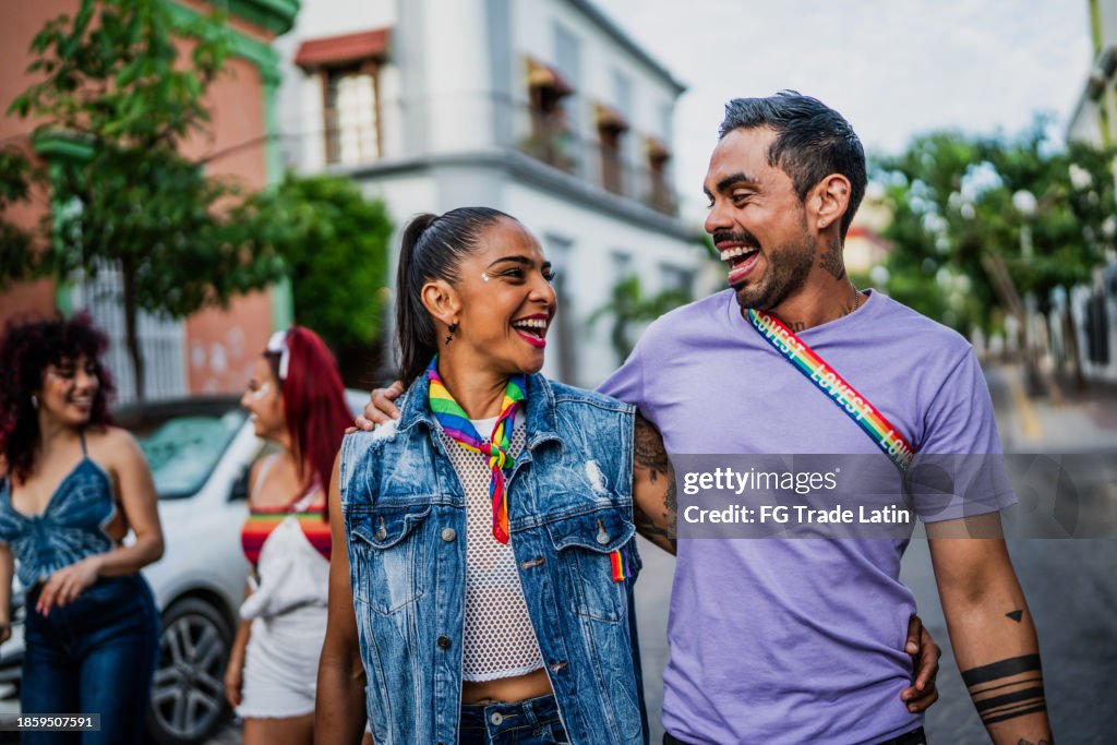 Glückliche LGBTQIA+-Freunde spazierten durch die Stadt