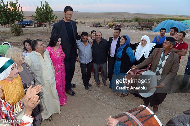 Halay High Resolution The Tallest Man In The World Photos and Premium High Res Pictures ...