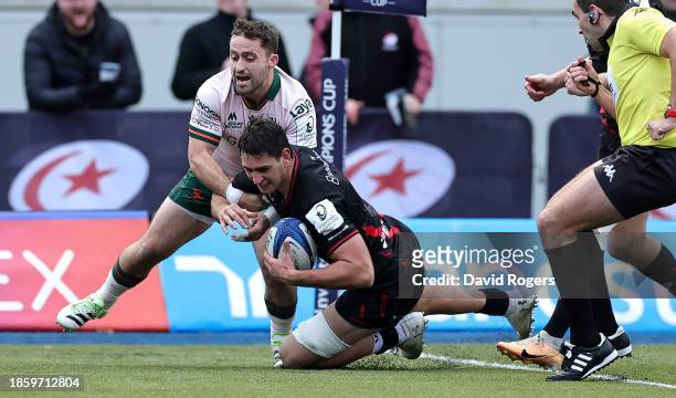 Juan Martin Gonzalez of Saracens dives over for their first try during the Investec Champions Cup match between Saracens and Connacht Rugby at StoneX...