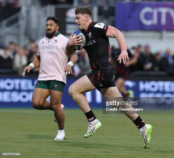 Olly Hartley of Saracens breaks with the ball to score their fourth try during the Investec Champions Cup match between Saracens and Connacht Rugby...