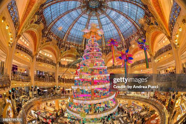 galeries lafayette at christmas, paris, île-de-france, france - île christmas stock-fotos und bilder