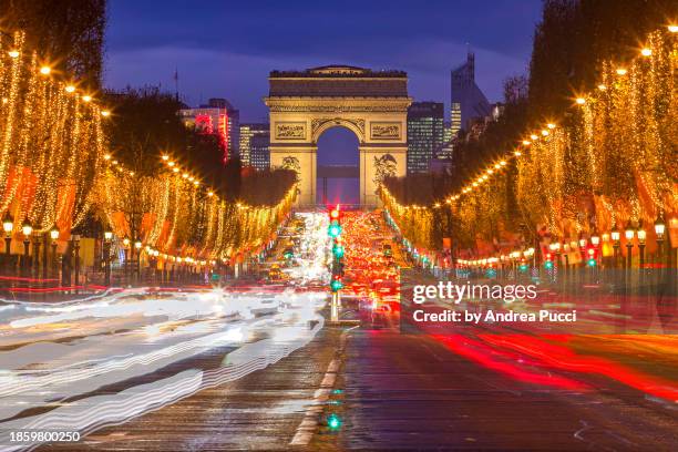 arc de triomphe and avenues des champs-élysées at christmas time, paris, île-de-france, france - île christmas stock-fotos und bilder