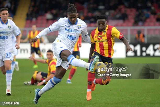 Lameck Banda of Lecce competes for the ball with Caleb Okoli of Frosinone during the Serie A TIM match between US Lecce and Frosinone Calcio at...