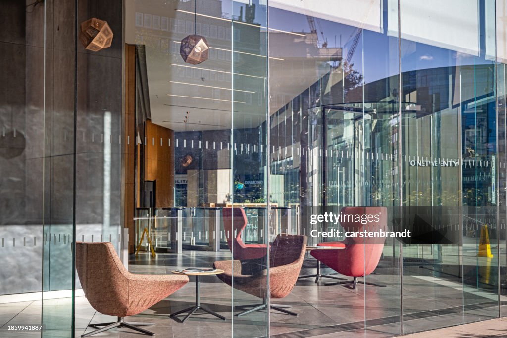 Muebles de lujo en la recepción de un edificio de oficinas