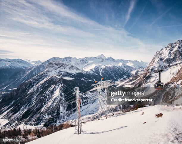 seilbahn in den bergen - courmayeur stock-fotos und bilder