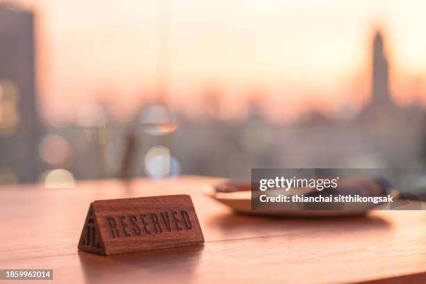 reserved sign on dining table. - reserved-seating-signs stock pictures, royalty-free photos & images