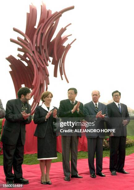 Chilean President Ricardo Lagos is seen next to representatives from China and the Minister of Exterior Relations Soledad Alvear in Beijing, China 23...