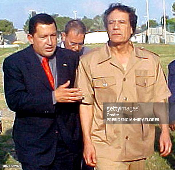 President Hugo Chavez Frias speaks with President Muammar Kadhafi in Tripoli, Libya Arab Jamahiriy 14 October 2001. El presidente, Hugo Chavez Frias...