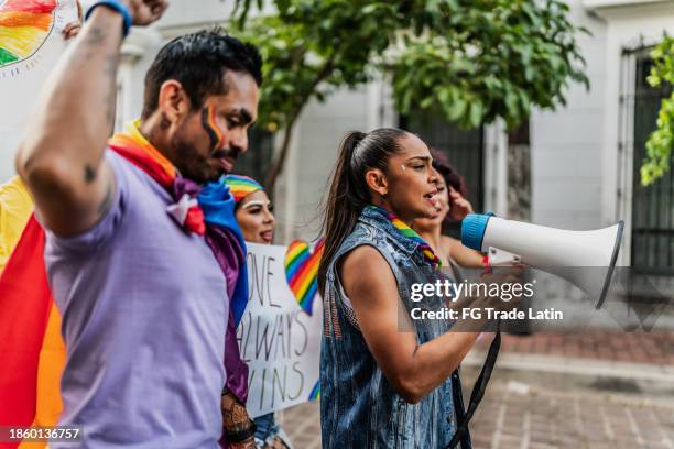 lgbtqia+-personen marschieren während einer sozialen bewegung, die im freien protestiert - social justice concept stock-fotos und bilder