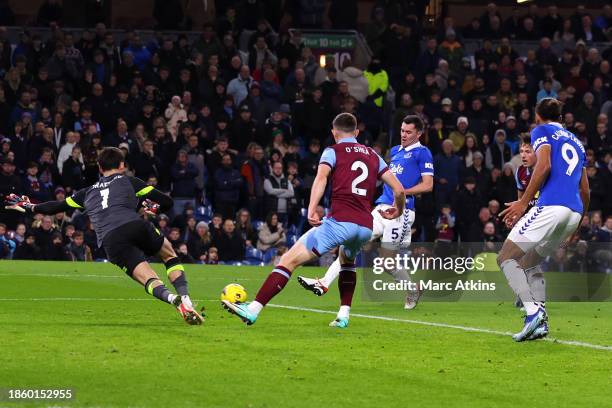 Michael Keane of Everton scores their team's second goal during the Premier League match between Burnley FC and Everton FC at Turf Moor on December...