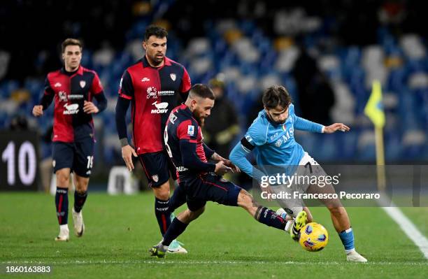 Nahitan Nandez of Cagliari Calcio challenges Khvicha Kvaratskhelia of SSC Napoli during the Serie A TIM match between SSC Napoli and Cagliari Calcio...