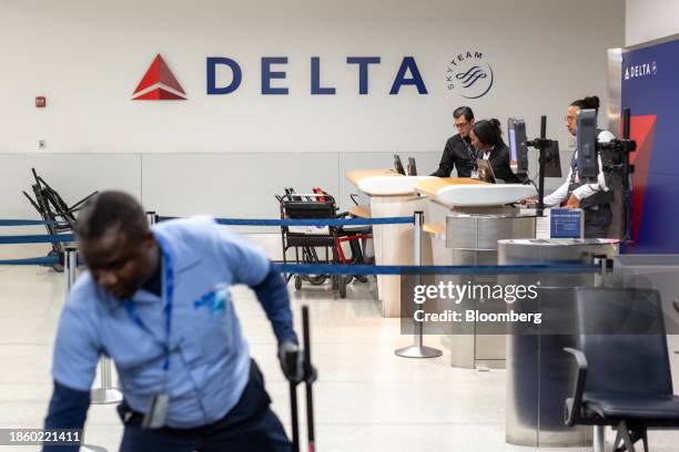Delta Help Airport Help Desk Photos and Premium High Res Pictures - Getty Images