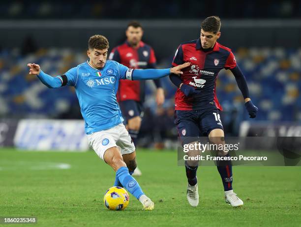 Giovanni Di Lorenzo of SSC Napoli controls the ball whilst under pressure from Matteo Prati of Cagliari Calcio during the Serie A TIM match between...