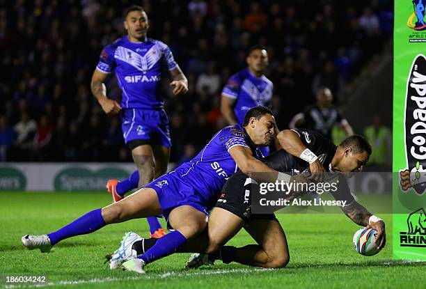 Josh Hoffman of New Zealand beats a tackle from Antonio Winterstein of Samoa to score the first try during the Rugby League World Cup Group B match...