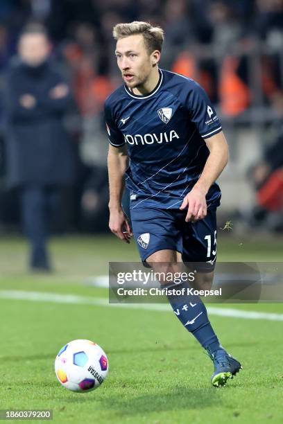 Felix Passlack of Bochum runs with the ball during the Bundesliga match between VfL Bochum 1848 and 1. FC Union Berlin at Vonovia Ruhrstadion on...